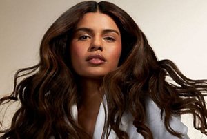 Woman with volumised, wavy hair