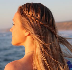 13 Best Hairstyles For Windy Days