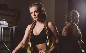 Woman at the gym with boxer braids