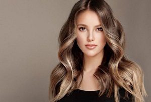 Woman with light brunette hair with eye-catching money piece