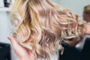 Woman with expertly-done honey blonde balayage