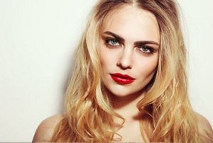 Blonde woman with golden blonde highlights