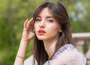 Brunette woman with layered fringe