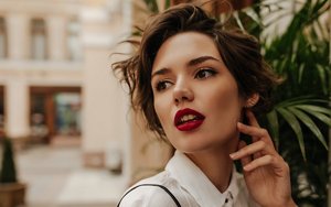Woman with a layered, textured French bob