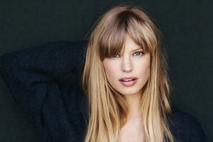 Brunette woman with tailored, mid-length layered hair with a curtain fringe