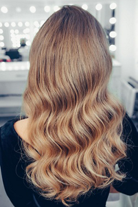 Woman with wavy sandy bronde hair