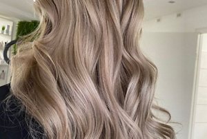 Ashy beige blonde sombré hair