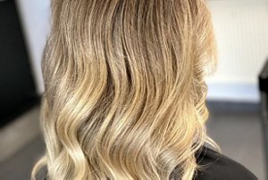 Golden caramel sombré hair