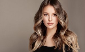 Lustrous money piece on light brown hair