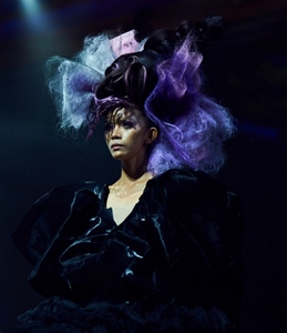 icon with a hand holding a leaf