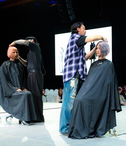 recycling icon with a green outline