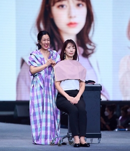 icon with a light bulb inside 