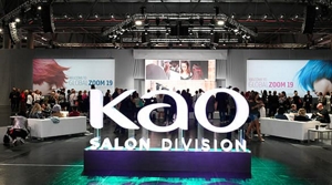 Stand du logo de la Kao Salon Division avec, en arrière-plan, un événement très fréquenté