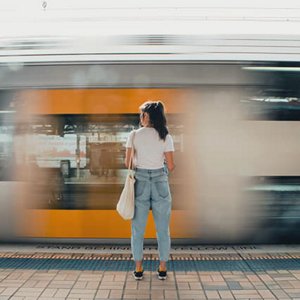 ksd_06-icp_426_426px-women-moving-train