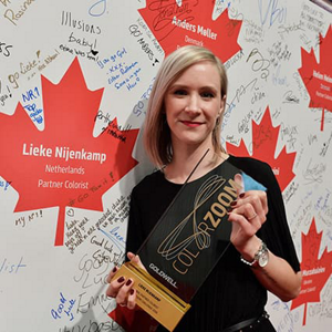 Female stylist showing proudly her Color Zoom Award