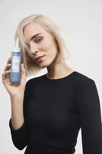 KS_HE2025_Brand_ProductinHand_Mia_lE_RGB