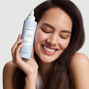 KS_Scalp2026_ModelStill_ProductInHand_Danea_01_IE1