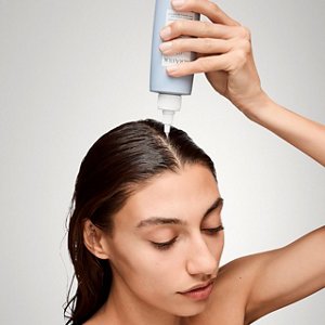 KS_Scalp2026_ModelStill_ProductInUse_ExfolTreatment1