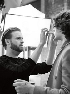 11.x_KMS-HAIR_hair-stylist_behind-the-scenes_garreth-lenagh