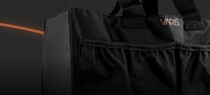Schwarze Tasche mit VARIS-Logo vor dunklem Hintergrund