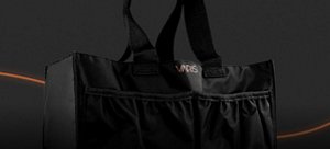 Schwarze Tasche mit VARIS-Logo vor dunklem Hintergrund