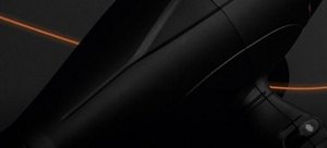 Sèche-cheveux VARIS noir sur un fond sombre