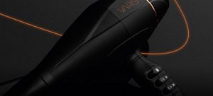 Sèche-cheveux VARIS noir sur un fond sombre