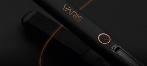 Schwarzes VARIS-Glätteisen vor dunklem Hintergrund