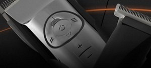 Černý široký kartáč na vlasy VARIS se ježí před tmavým pozadím