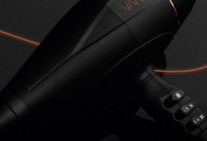 Černý vysoušeč vlasů VARIS před tmavým pozadím